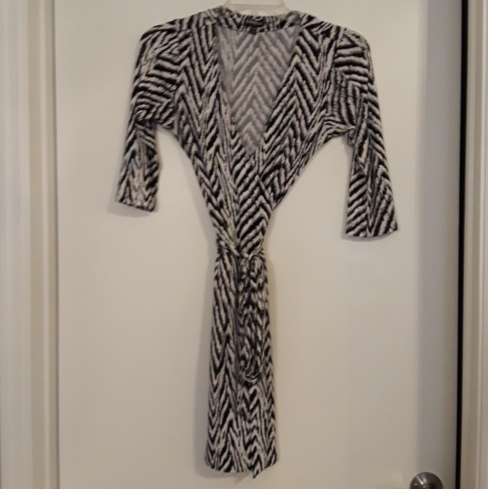 Black, white, grey Express warp dress